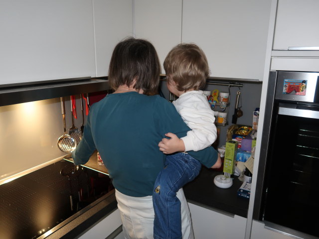 Mama und Nils im Haus meiner Eltern