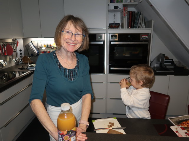 Mama und Nils im Haus meiner Eltern