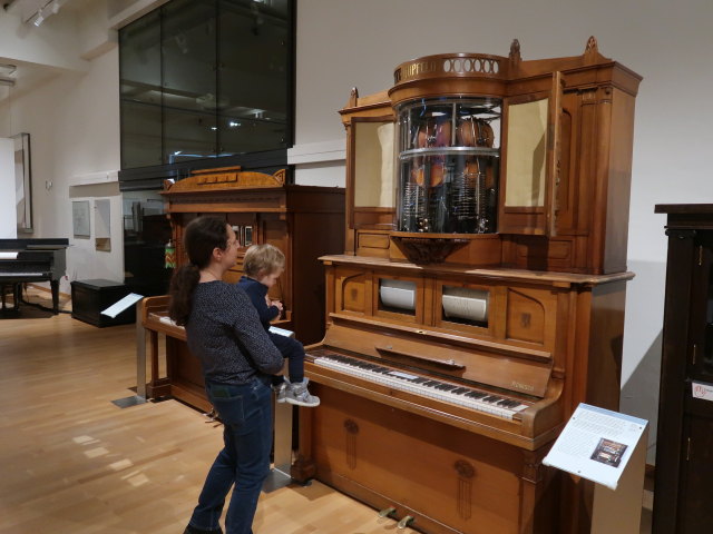 Sabine und Nils in der Dauerausstellung 'Musikinstrumente'