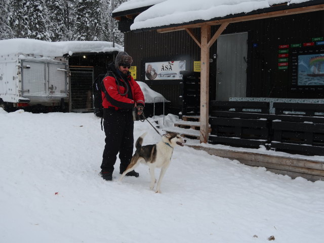 Markus in der Basis von Arctic Dogsled Adventure in Laxforsen (20. Feb.)