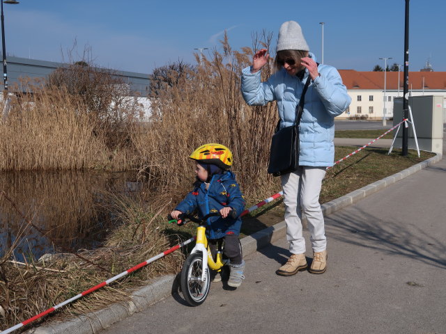 Nils und Mama in der Josef Weislein-Stra&szlig;e in Hollabrunn