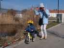 Nils und Mama in der Josef Weislein-Stra&szlig;e in Hollabrunn