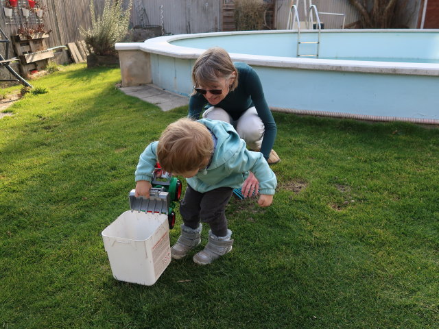 Nils und Mama im Garten meiner Eltern