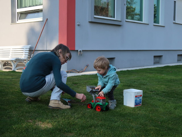 Mama und Nils im Garten meiner Eltern