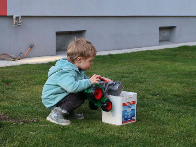 Nils im Garten meiner Eltern