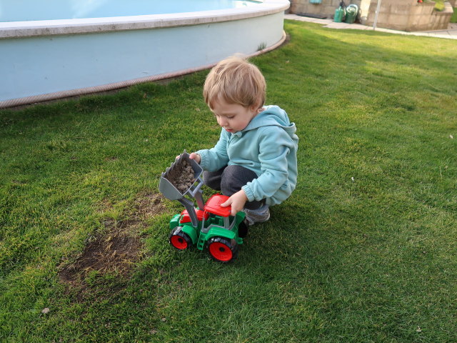 Nils im Garten meiner Eltern