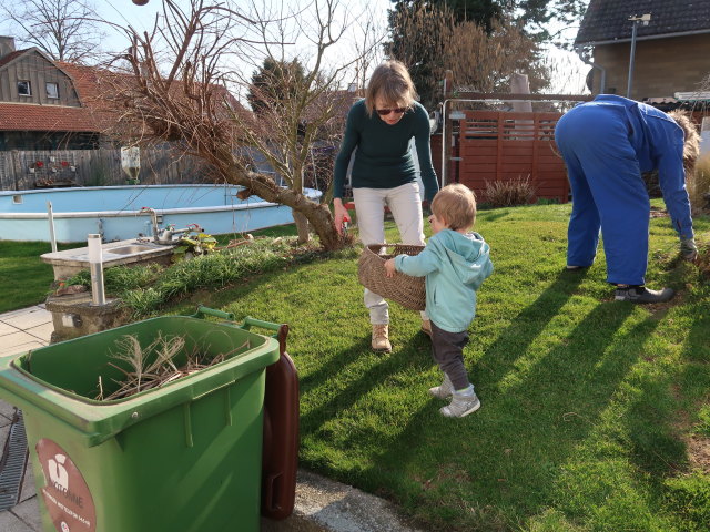 Mama, Nils und Papa im Garten meiner Eltern