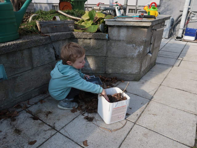 Nils im Garten meiner Eltern