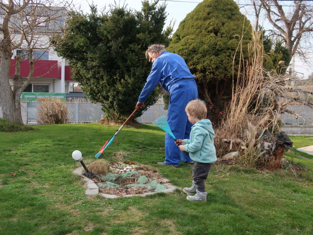 Papa und Nils im Garten meiner Eltern