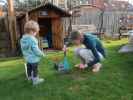 Nils und Mama im Garten meiner Eltern