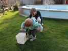 Nils und Mama im Garten meiner Eltern