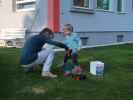 Mama und Nils im Garten meiner Eltern