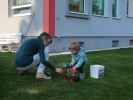 Mama und Nils im Garten meiner Eltern