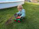 Nils im Garten meiner Eltern