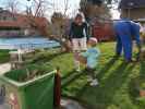 Mama, Nils und Papa im Garten meiner Eltern