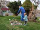 Papa und Nils im Garten meiner Eltern
