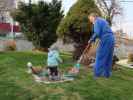 Nils und Papa im Garten meiner Eltern