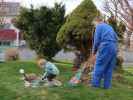 Nils und Papa im Garten meiner Eltern