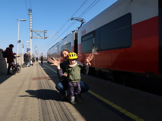 Sabine und Nils im Bahnhof Baden, 241 m