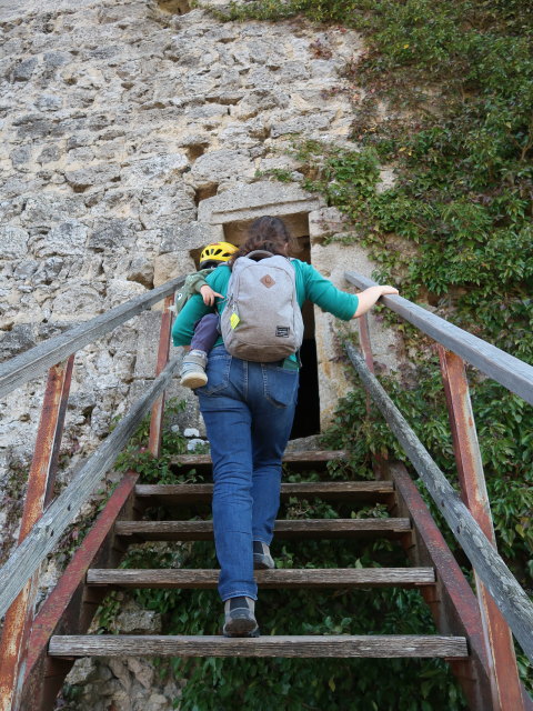 Nils und Sabine in der Ruine Rauheneck, 363 m
