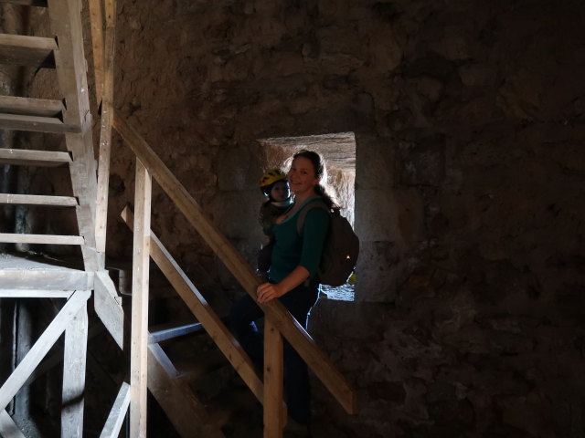 Nils und Sabine in der Ruine Rauheneck, 363 m