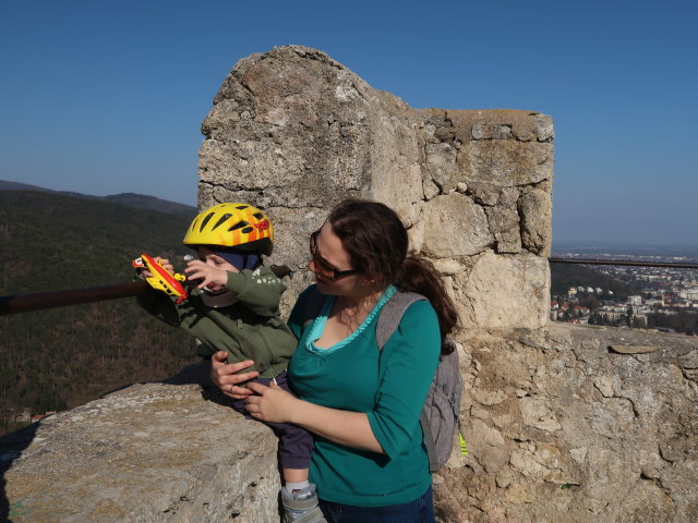 Nils und Sabine in der Ruine Rauheneck, 363 m