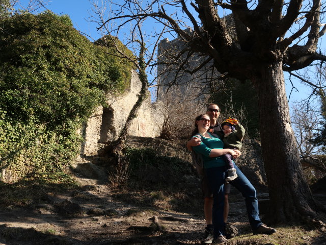 Sabine, ich und Nils in der Ruine Rauheneck, 363 m