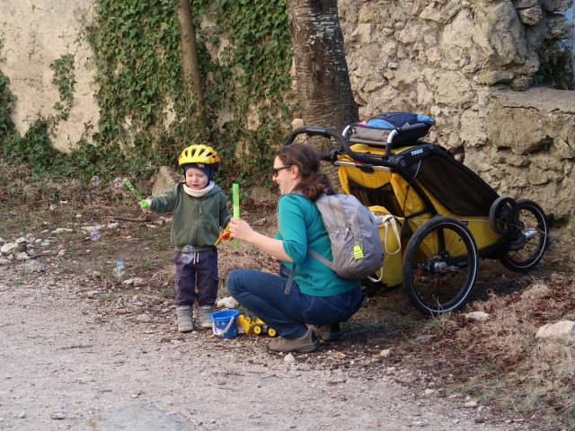 Nils und Sabine in der Ruine Rauheneck, 363 m