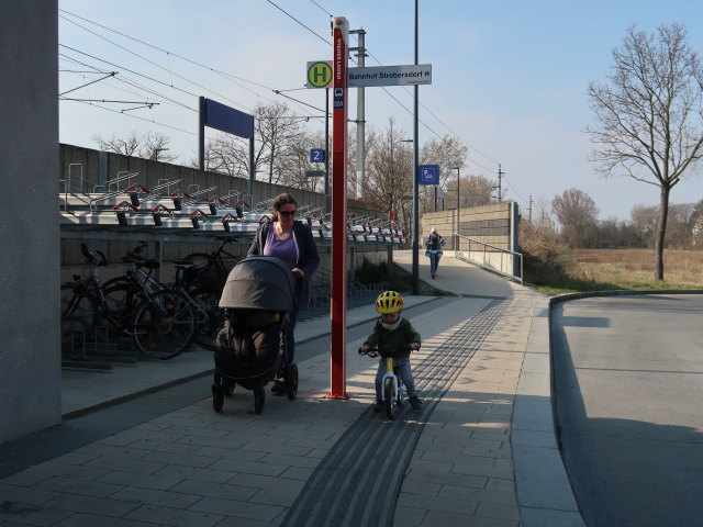 Sabine und Nils beim Bahnhof Wien Strebersdorf, 165 m