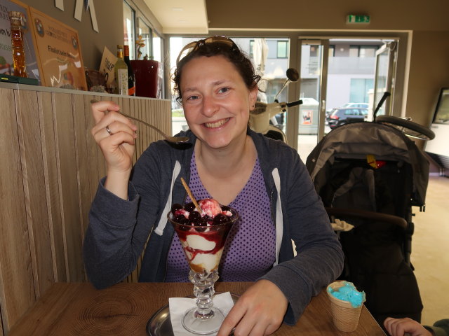 Sabine im Eissalon Dolce Vita