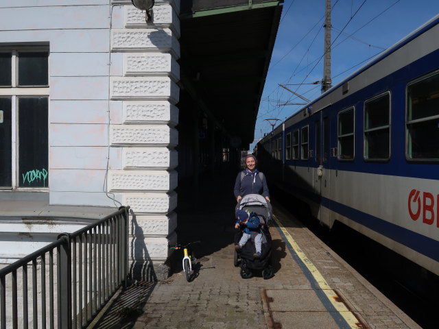 Nils und Sabine im Bahnhof Wien Nussdorf, 164 m