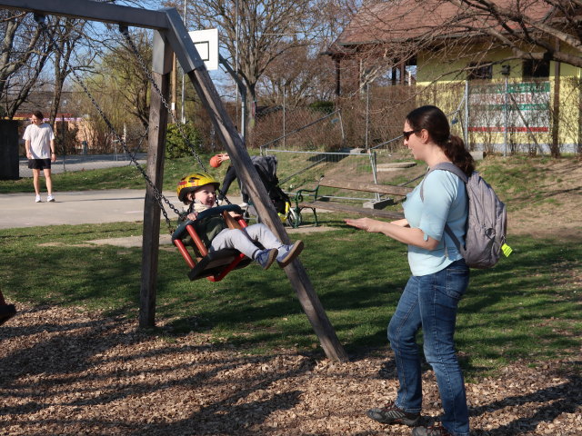 Nils und Sabine am Spielplatz In der Au