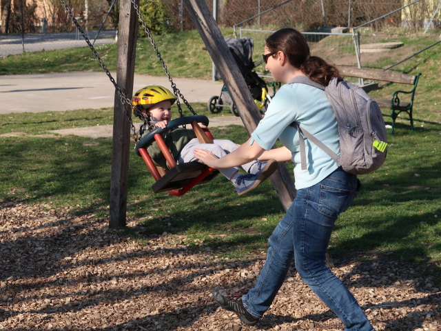 Nils und Sabine am Spielplatz In der Au