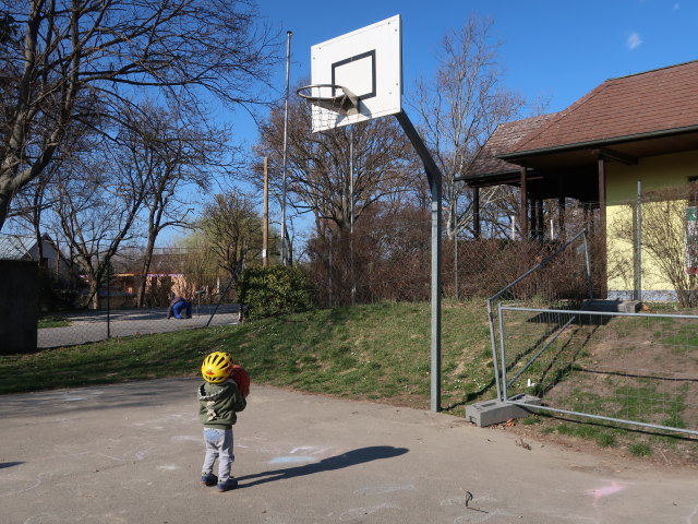 Nils am Spielplatz In der Au