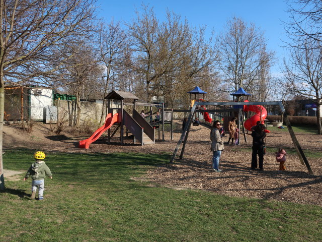 Nils am Spielplatz In der Au