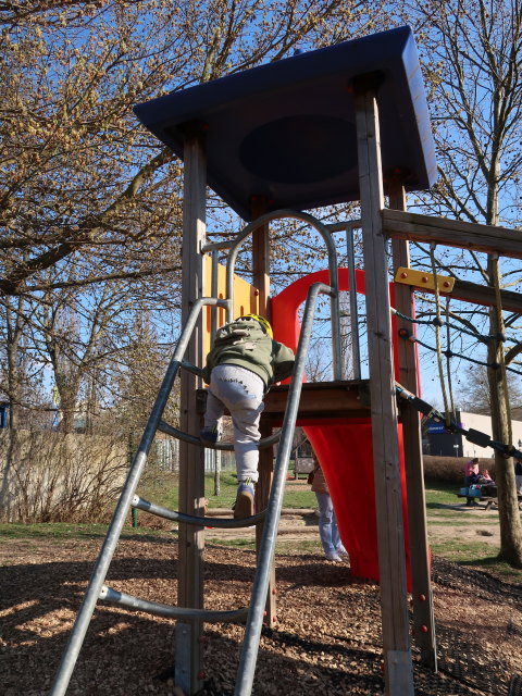 Nils am Spielplatz In der Au
