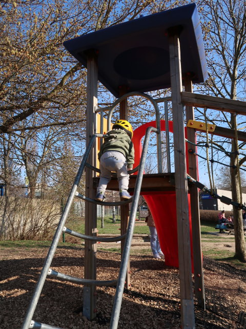 Nils am Spielplatz In der Au