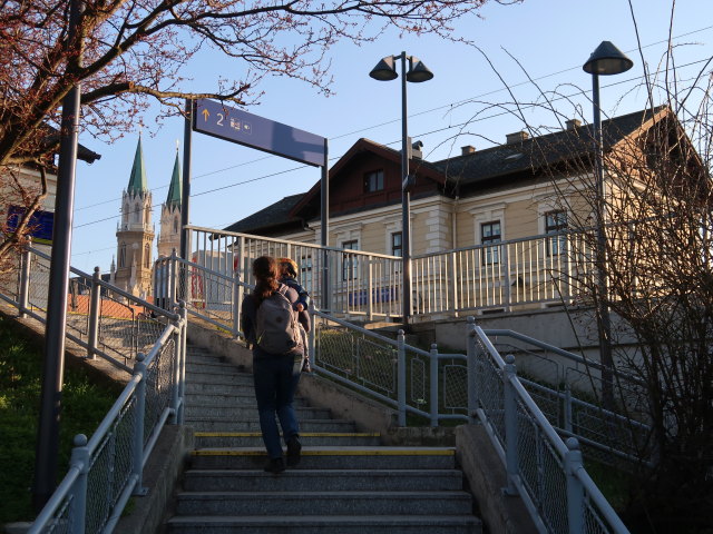 Sabine und Nils im Bahnhof Klosterneuburg-Kierling, 173 m