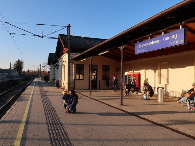 Nils und Sabine im Bahnhof Klosterneuburg-Kierling, 173 m