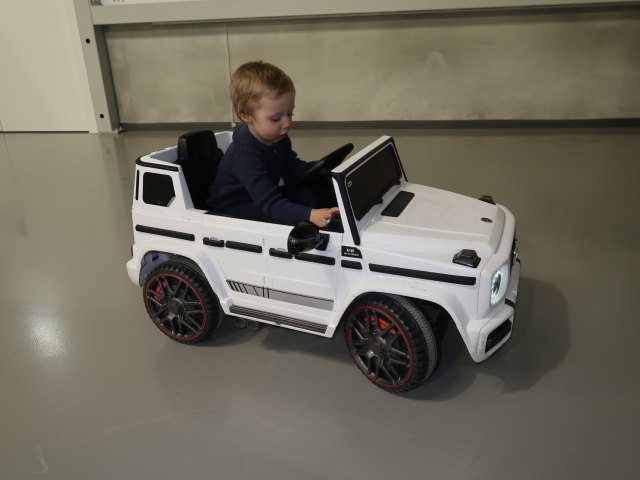 Nils in einem der elektrischen Autos