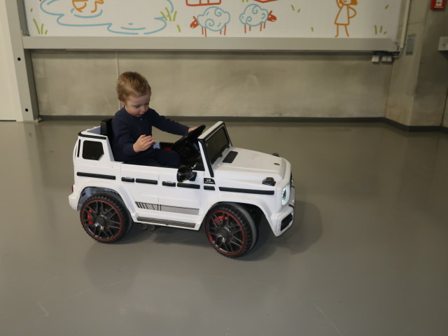 Nils in einem der elektrischen Autos
