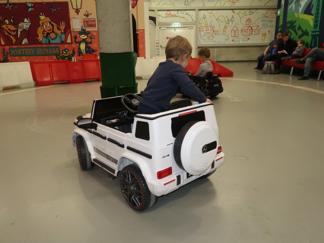 Nils in einem der elektrischen Autos