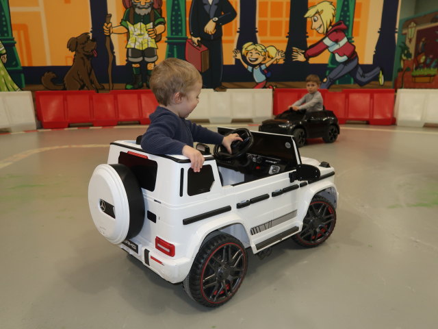 Nils in einem der elektrischen Autos