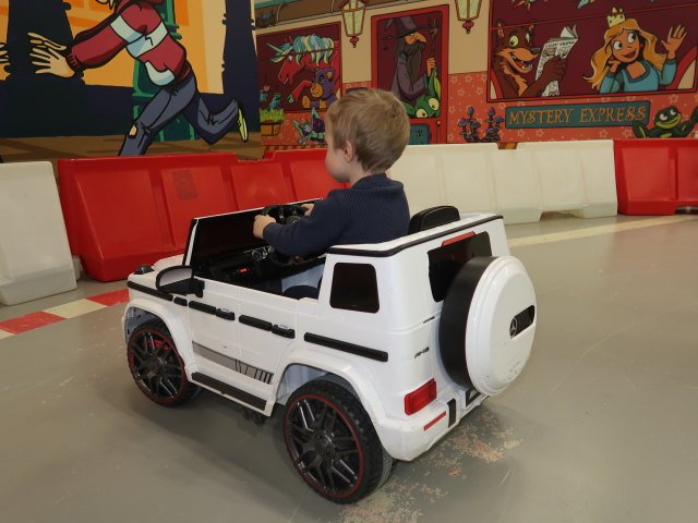 Nils in einem der elektrischen Autos