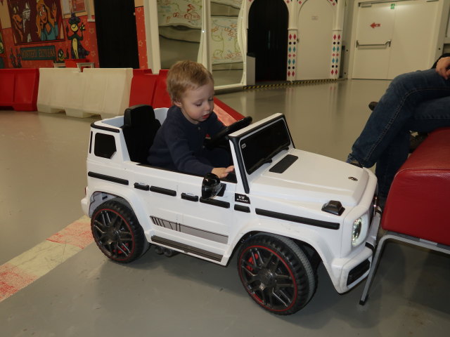 Nils in einem der elektrischen Autos