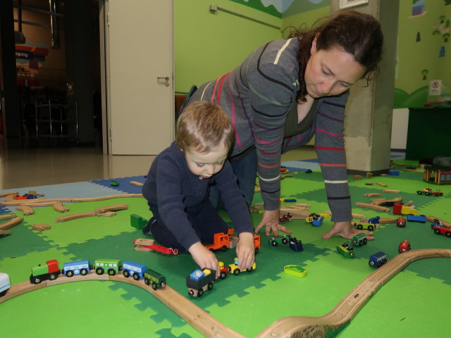 Nils und Sabine in der Spielecke Woody