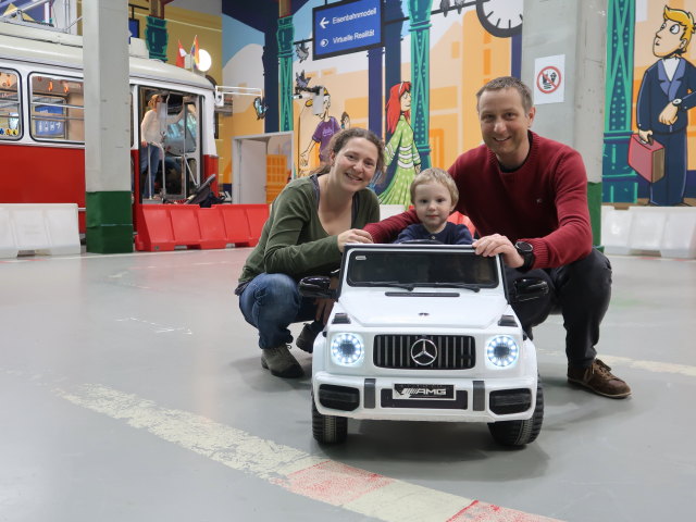 Sabine, Nils und ich bei den elektrischen Autos