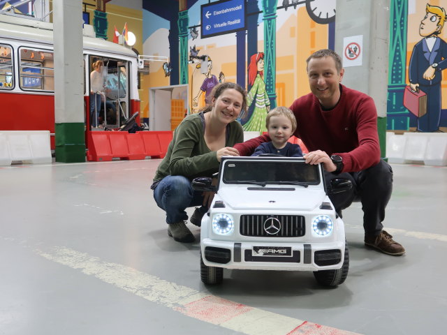 Sabine, Nils und ich bei den elektrischen Autos