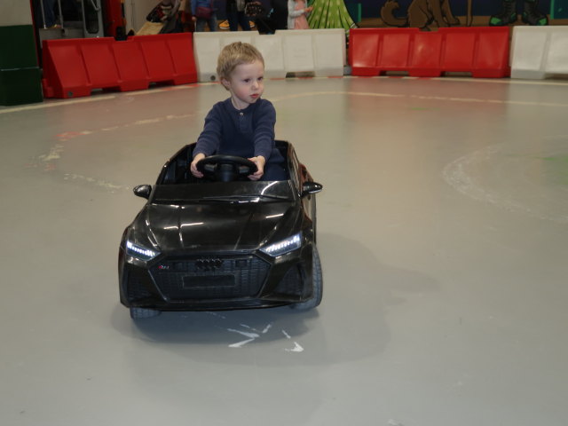 Nils in einem der elektrischen Autos