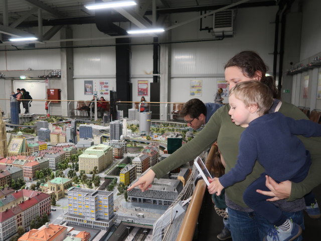 Sabine und Nils beim Eisenbahnmodell